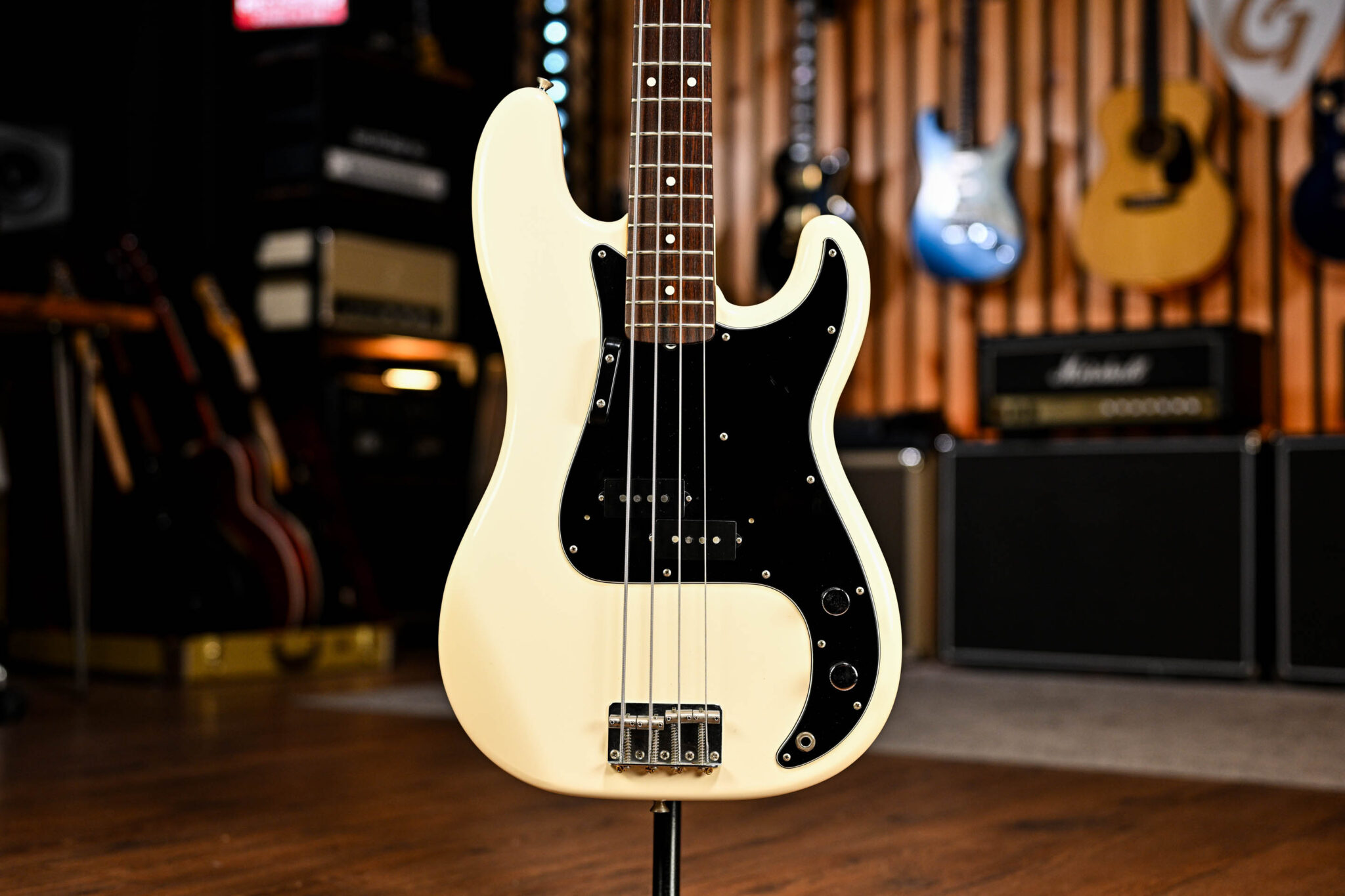 Fender PB-70 CIJ Precision Bass in Olympic White